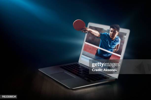 pingpong op laptop. live uitzending - aksonov stockfoto's en -beelden