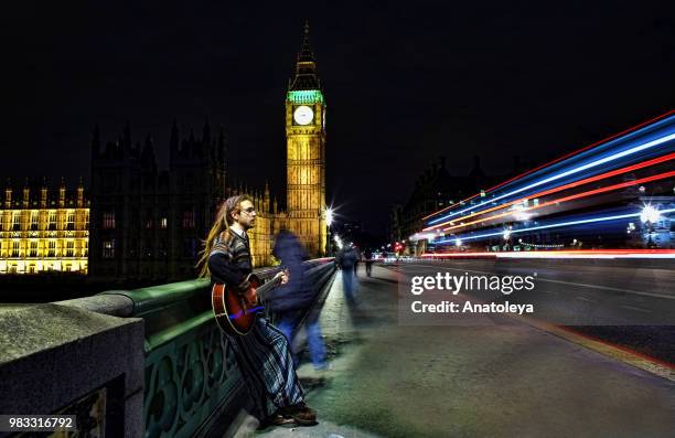 busker on westminster bridge at night - anatoleya stock pictures, royalty-free photos & images