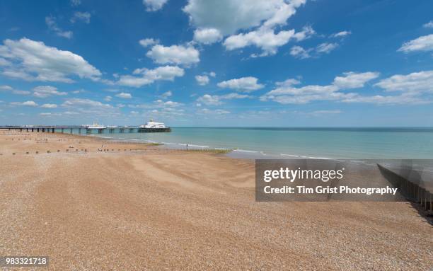 eastbourne beach and eastbourne pier - eastbourne pier stockfoto's en -beelden