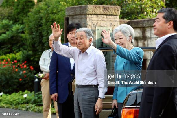Emperor Akihito and Empress Michiko wave to well-wishers at the 'Nemunoki-no-Niwa' garden where the empress' parents home used to stand on June 24,...