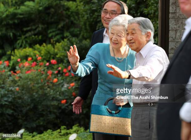 Emperor Akihito and Empress Michiko wave to well-wishers at the 'Nemunoki-no-Niwa' garden where the empress' parents home used to stand on June 24,...