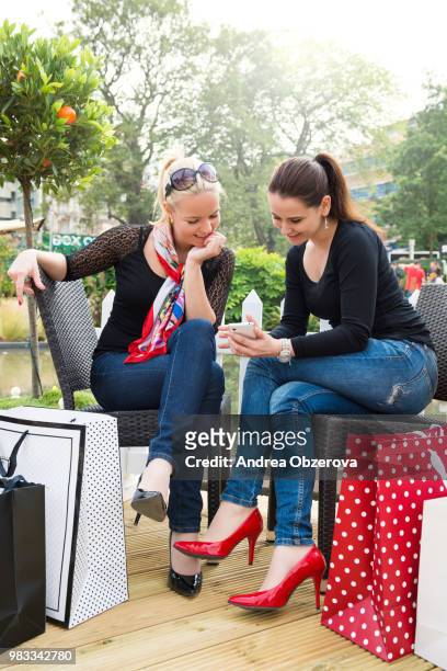 two attractive young female friends enjoying a day out after suc - suc stock pictures, royalty-free photos & images