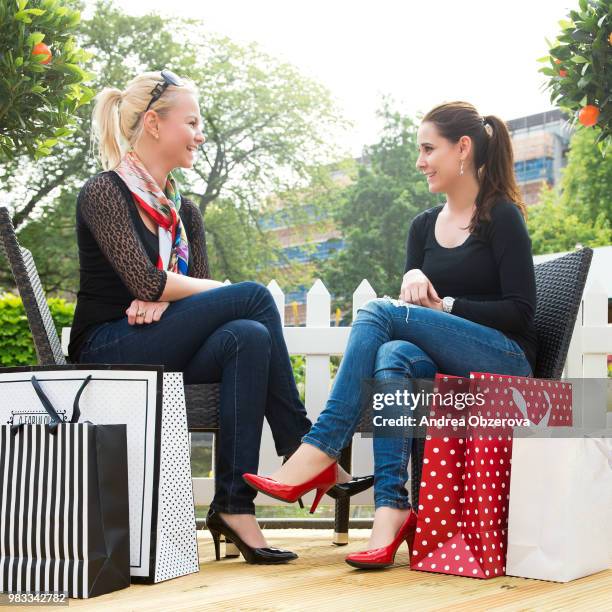 two attractive young female friends enjoying a day out after suc - suc stock pictures, royalty-free photos & images