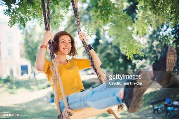 mädchen in der stadt - woman on swing stock-fotos und bilder