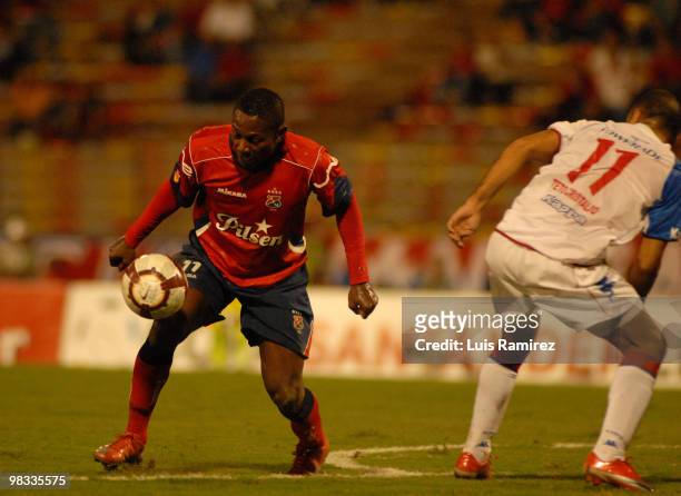 Ernesto Cristaldo of Paraguay's Cerro Porteno fights for the ball with Cesar Valoyes of Colombia's Deportivo Independiente Medellin during a 2010...