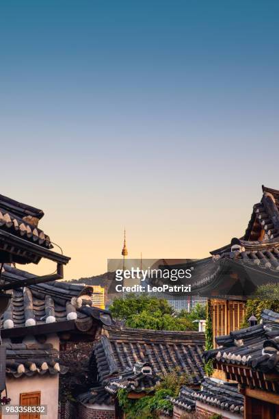 old seoul buildings with modern cityscape on the background - seoul street stock pictures, royalty-free photos & images