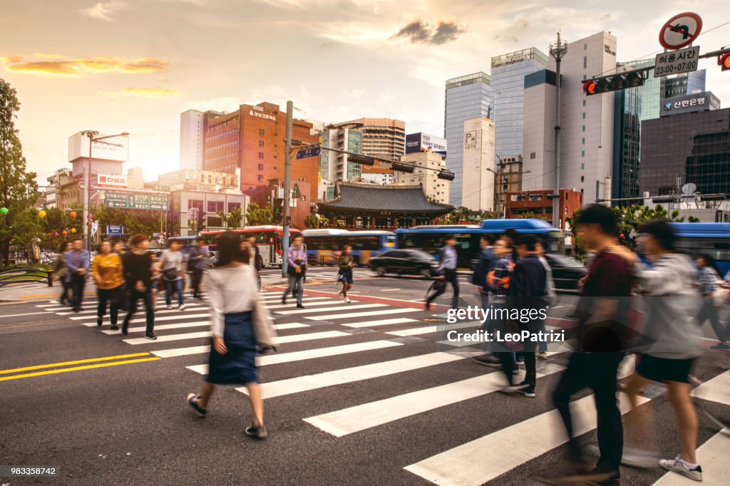 Incrocio trafficato nel centro di Seoul