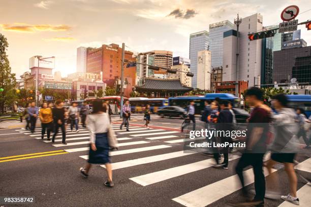 首爾市中心繁忙的十字路口 - korean people 個照片及圖片檔