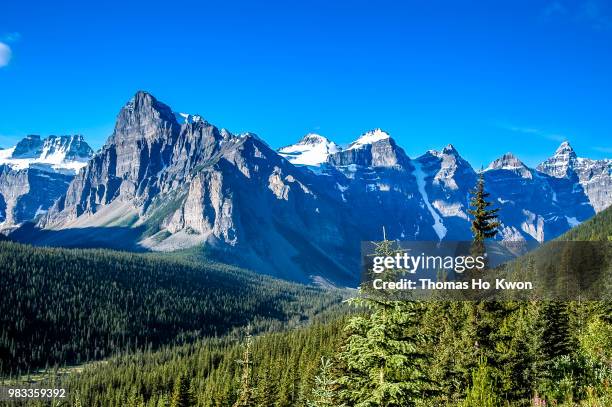 valley of the ten peaks - valley of the ten peaks stock pictures, royalty-free photos & images