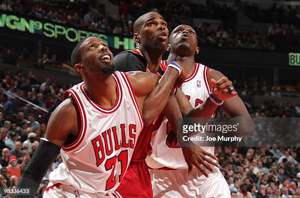 Hakim Warrick and Luol Deng of the Chicago Bulls box out Antawn Jamison of the Cleveland Cavaliers on April 8, 2010 at the United Center in Chicago,...