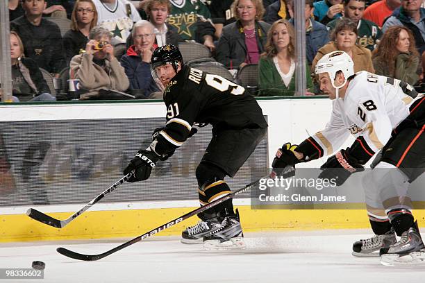 Brad Richards of the Dallas Stars makes a pass to a teammate against Kyle Chipchura of the Anaheim Ducks on April 8, 2010 at the American Airlines...