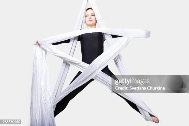 woman dancing with aerial silks - vestimenta-histórica fotografías e imágenes de stock