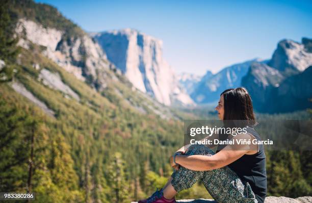 travel in yosemite park, woman hiker with backpack enjoying view, california, usa, caucasian - yosemite daniel stock-fotos und bilder