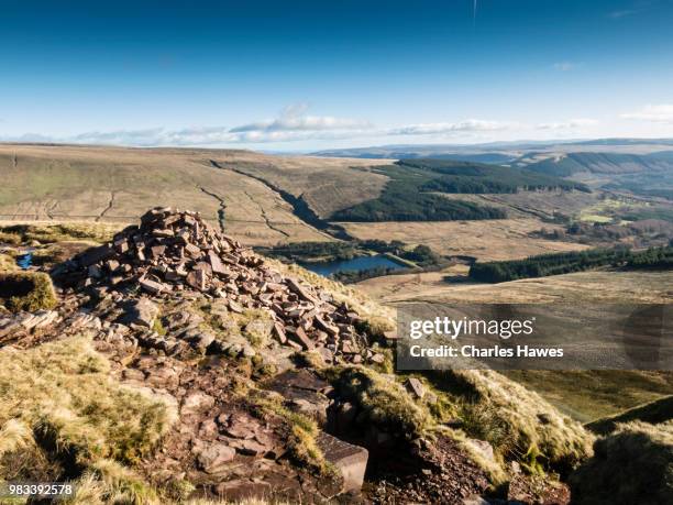 cairn by footpath at craig fan ddu. image from a circular walk taking in the peaks of corn du and pen y fan in the brecon beacons national park, south wales, uk. january - pen y fan stock pictures, royalty-free photos & images