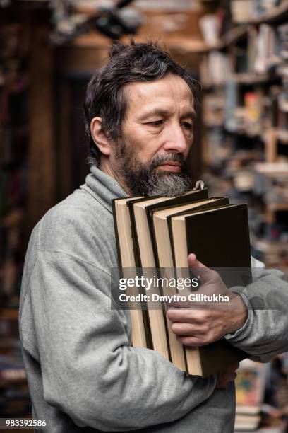 portrait of authentic senior man on book market - guaira fotografías e imágenes de stock