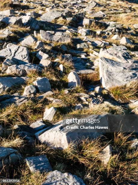 limestone rocks on graig fan ddu. image from a circular walk taking in the peaks of corn du and pen y fan in the brecon beacons national park, south wales, uk. january - pen y fan stock pictures, royalty-free photos & images
