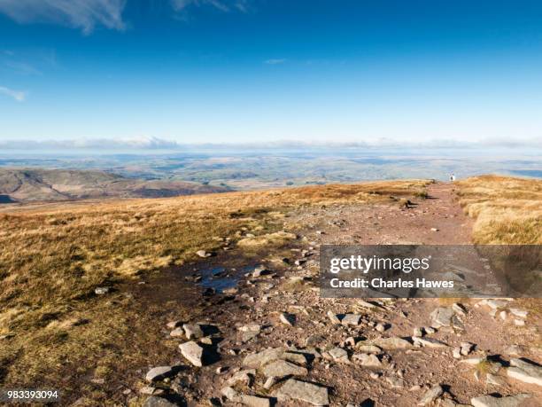 near bwlch duwynt approaching corn du; image from a circular walk taking in the peaks of corn du and pen y fan in the brecon beacons national park, south wales, uk. january - pen y fan stock pictures, royalty-free photos & images