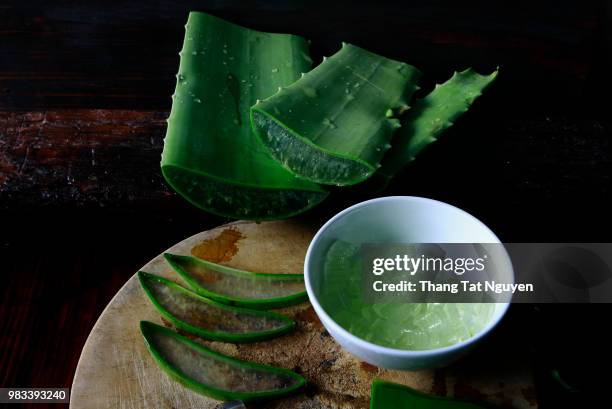 aloe vera on wooden background - aloe vera imagens e fotografias de stock