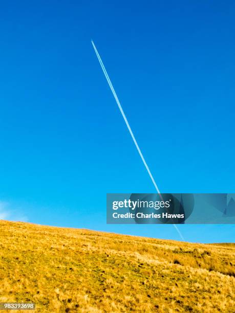 vapor trail against blue sky above pen y fan. image from a circular walk taking in the peaks of corn du and pen y fan in the brecon beacons national park, south wales, uk. january - pen y fan stock pictures, royalty-free photos & images