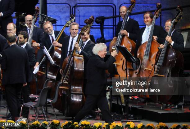 June 2018, Germany, Berlin: Sir Simon Rattle leaving the stage with a glass of beer after his last concert with the Berliner Philharmonie in the...