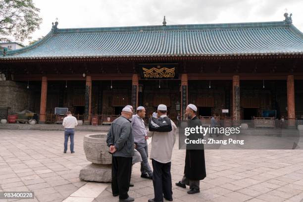 Muslim chat in the square in front of the main hall, many of them, from other cities such as Yinchuan or Xining, come specially for the fame of the...