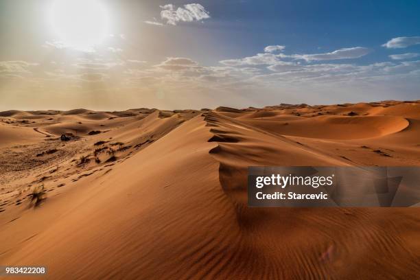 dunas de arena en el desierto del sahara - marruecos - desierto libio fotografías e imágenes de stock
