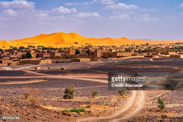 sahara woestijn - marokko - merzouga stockfoto's en -beelden