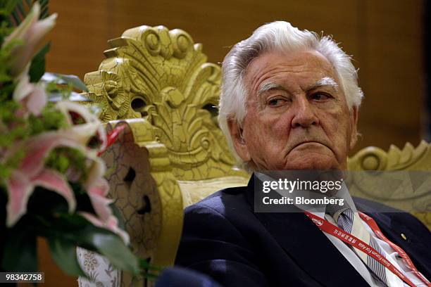 Bob Hawke, former prime minister of Australia, attends a news conference at the Boao Forum for Asia in Boao, Hainan province, China, on Friday, April...