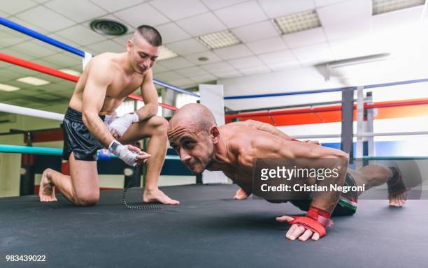 push ups training on the ring - muscle d'un animal photos et images de collection