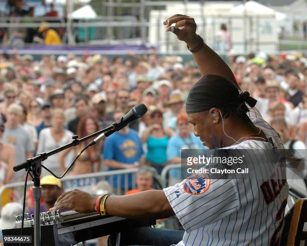 Robert Randolph performing at the New Orleans Jazz & Heritage Festival on May 6, 2006.
