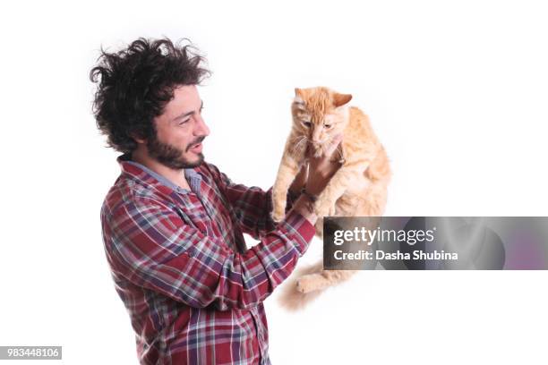 man in plaide with cat - aubergine blanche photos et images de collection