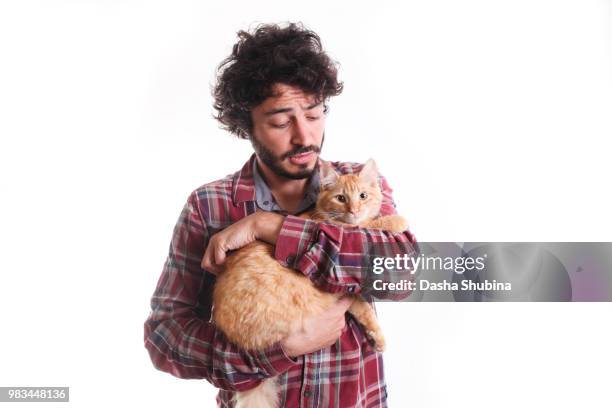man in plaide with cat - aubergine blanche photos et images de collection