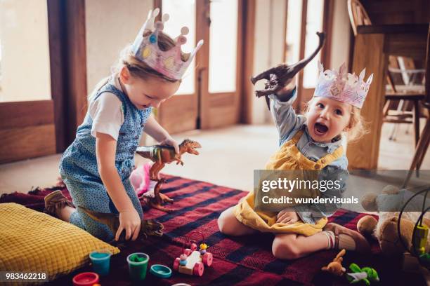 楽しい幸せな小さな女の子がおもちゃで遊んで - おもちゃ　家 ストックフォトと画像