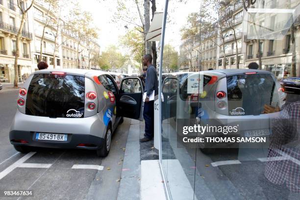 An Autolib official test the Bluecar on October 2, 2011 in Paris, at the first day of a test session of the Autolib electric car pick-up service....