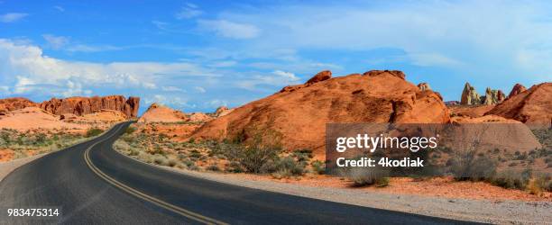 desert road und roten felsen - südstaaten stock-fotos und bilder