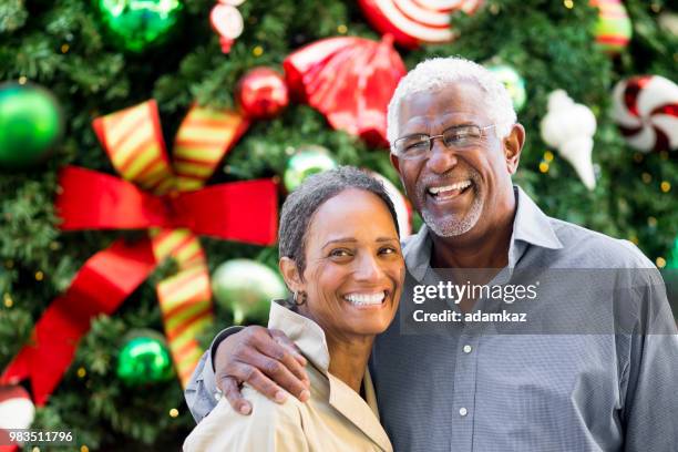 senior zwart paar op kerstfeest - black christmas stockfoto's en -beelden