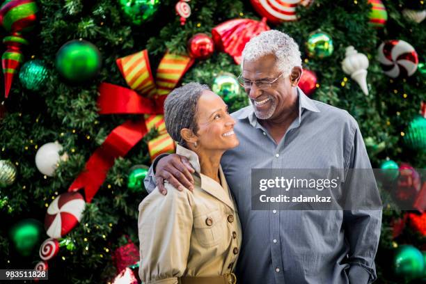 senior zwart paar op kerstfeest - black christmas stockfoto's en -beelden