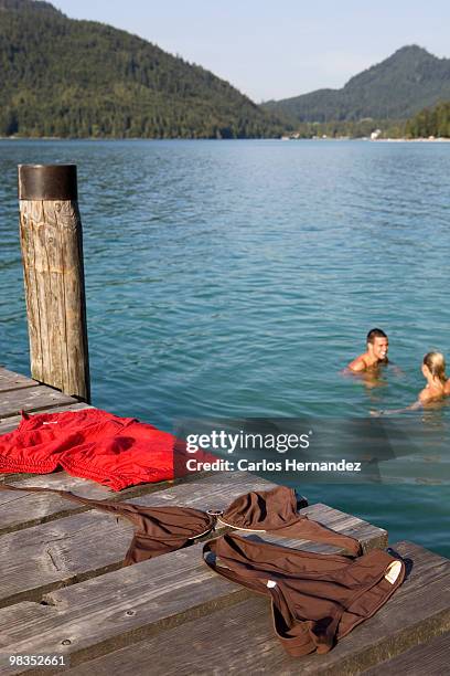 a couple bathing naked in a lake - women skinny dipping stockfoto's en -beelden