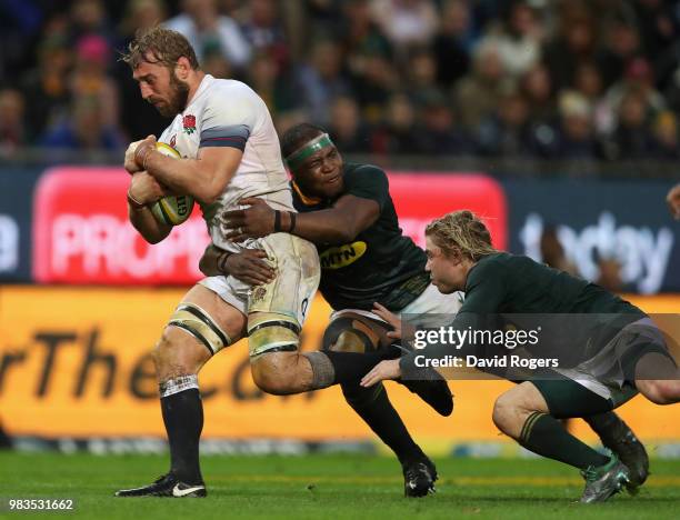 Chris Robshaw of England is by Chiliboy Ralepelle and Faf de Klerk during the third test match between South Africa and England at Newlands Stadium...