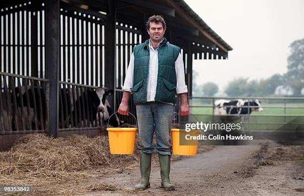 farmer with buckets - colin hawkins 個照片及圖片檔