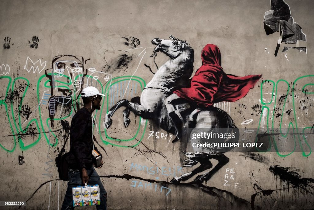 TOPSHOT-FRANCE-STREET-ART-BANKSY