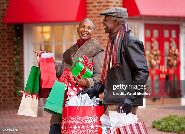 black couple shopping at christmas - black christmas stockfoto's en -beelden