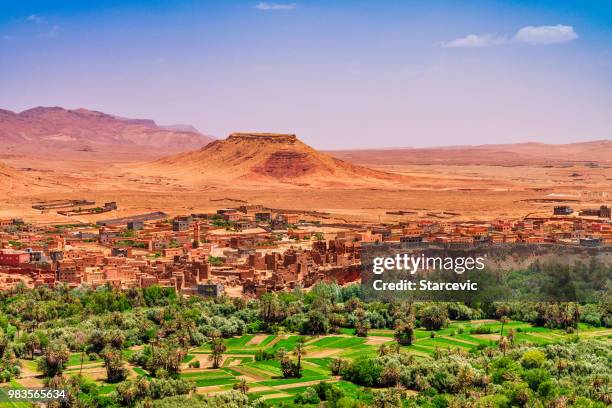 kasbah y aldea en áfrica del norte de marruecos - montañas atlas fotografías e imágenes de stock