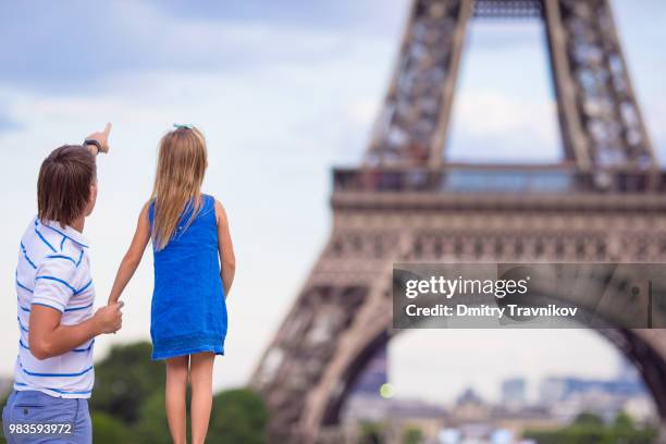 french summer holidays, travel and people concept - happy family in paris background eiffel tower - happy holidays around the world stock pictures, royalty-free photos & images