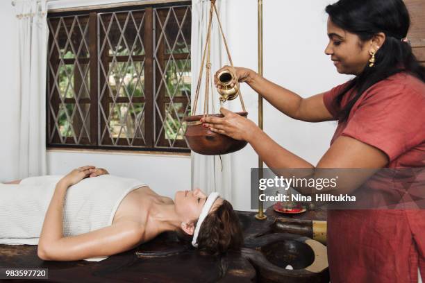 ayurvedic shirodhara treatment in india - shirodhara stock pictures, royalty-free photos & images