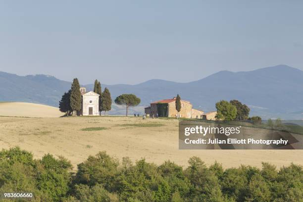 vitaleta chapel in the val d'orcia of tuscany, italy. - capella di vitaleta 個照片及圖片檔