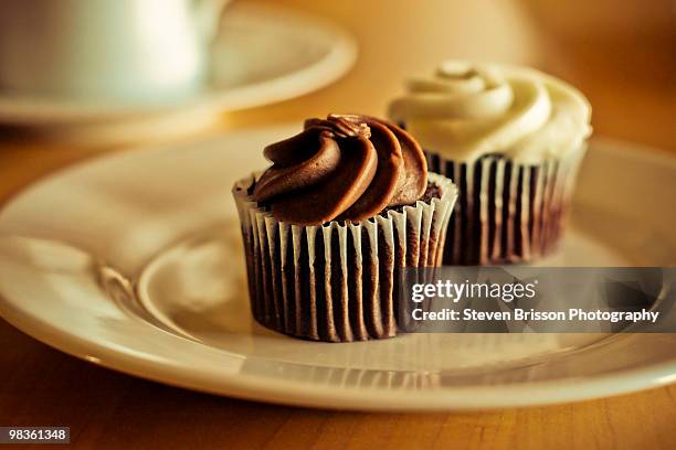 mini cupcakes - cupcake teacup stockfoto's en -beelden