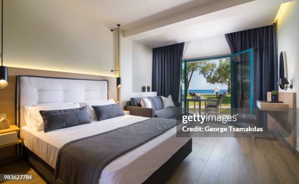 studios-hotel photography - hotelzimmer stock-fotos und bilder