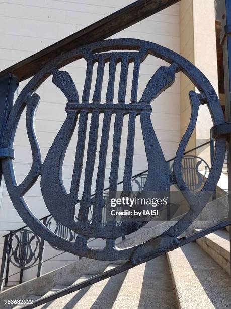 street decor, a harp of david ornates the public staircase - ramat gan stock-fotos und bilder