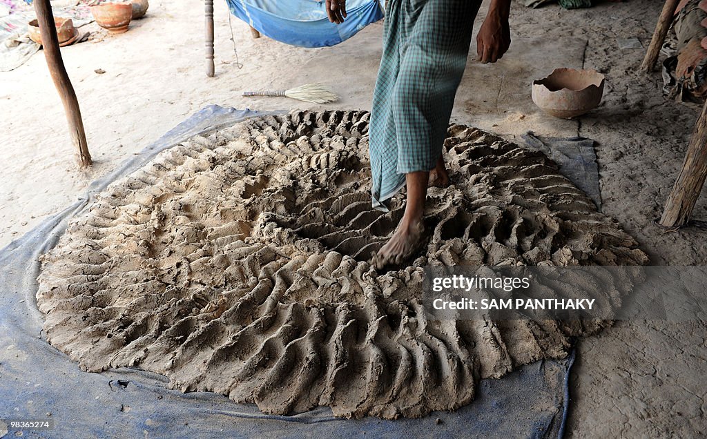 Indian potter Salimbhai Sumara softens c